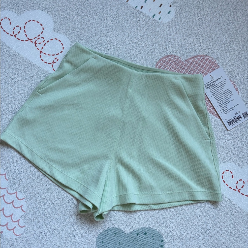 NWT Lululemon Ribbed Softstreme HR Short 2”